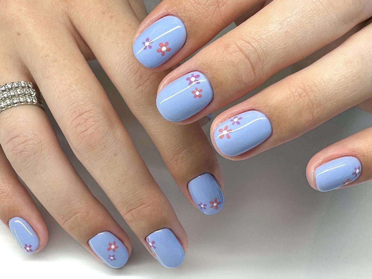 exemple ongles-bleu-pastel exemple ongles-bleu-pastel