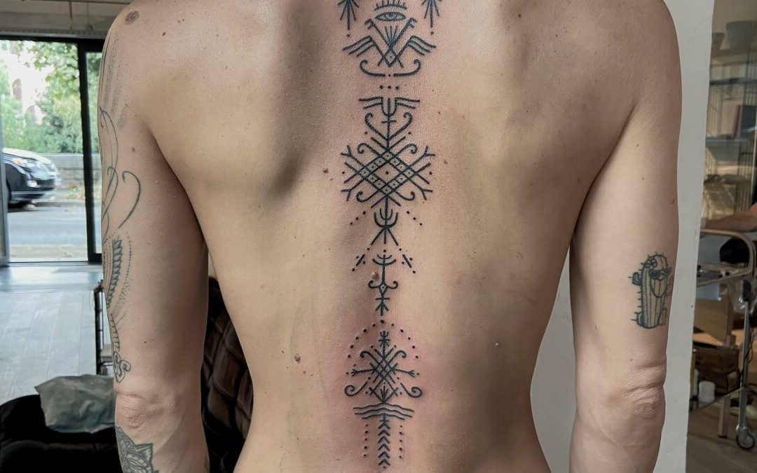 tatouage homme colonne vertébrale tatouage homme colonne vertébrale