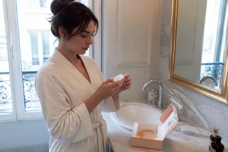 Préparation de la peau avant la pose du body tape : une routine méticuleuse pour assurer une adhérence parfaite et un confort optimal.