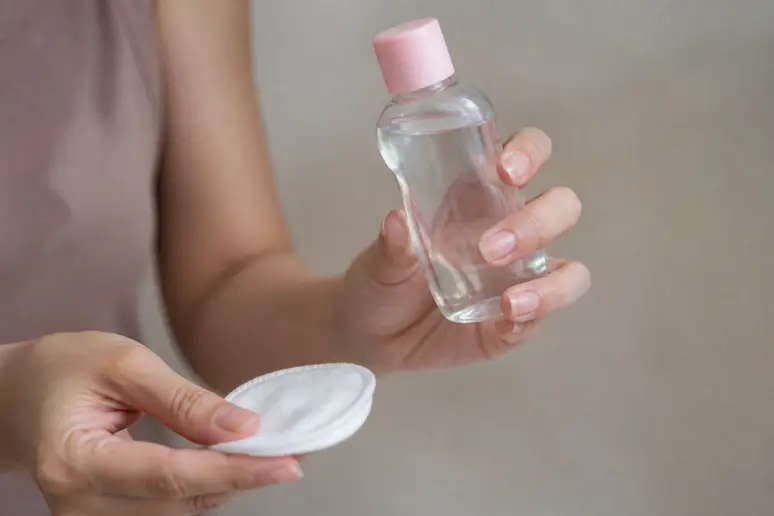 Le retrait du body tape facilité par l'usage d'une huile douce, préservant l'intégrité et le confort de la peau.