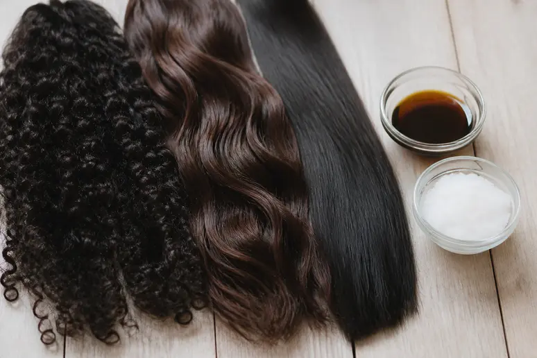 Différentes textures de cheveux sont présentées aux côtés d'huiles de ricin et de coco pour un choix éclairé.