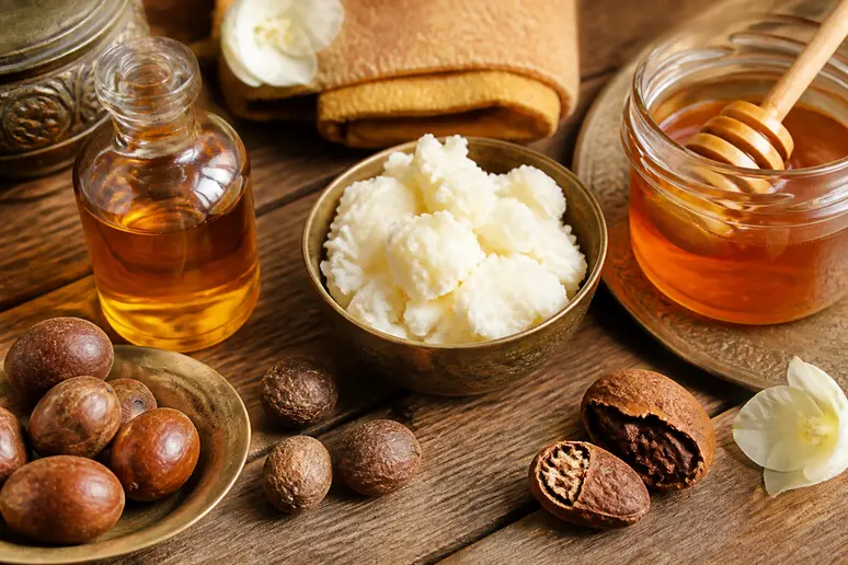 Ingrédients naturels emblématiques comme l'huile d'argan et le beurre de karité de La Sultane de Saba.