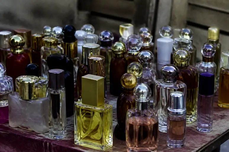 Divers flacons de parfum similaires à l'étal, suggérant des contrefaçons et le parfum-bakara-prix.