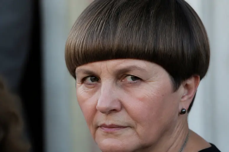 Une coupe au bol stricte et rigide qui accentue les traits du visage et peut donner un aspect vieilli.