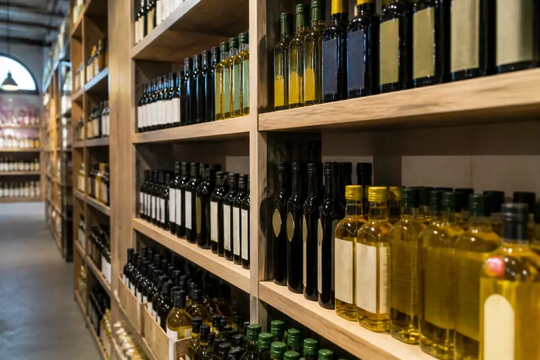 Bouteilles d'huiles végétales et d'huile de colza disposées sur les étagères d'un magasin