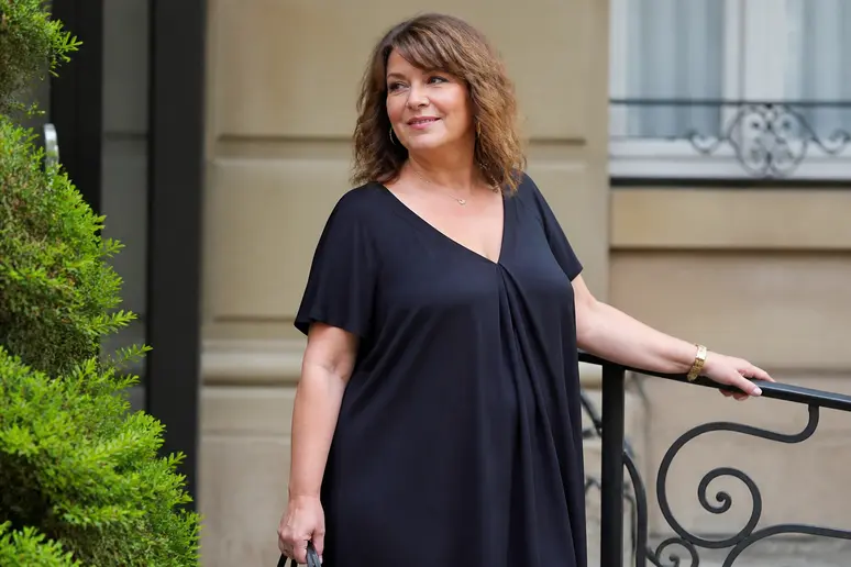 Femme à la morphologie en O portant une robe évasée qui flotte autour de son corps.