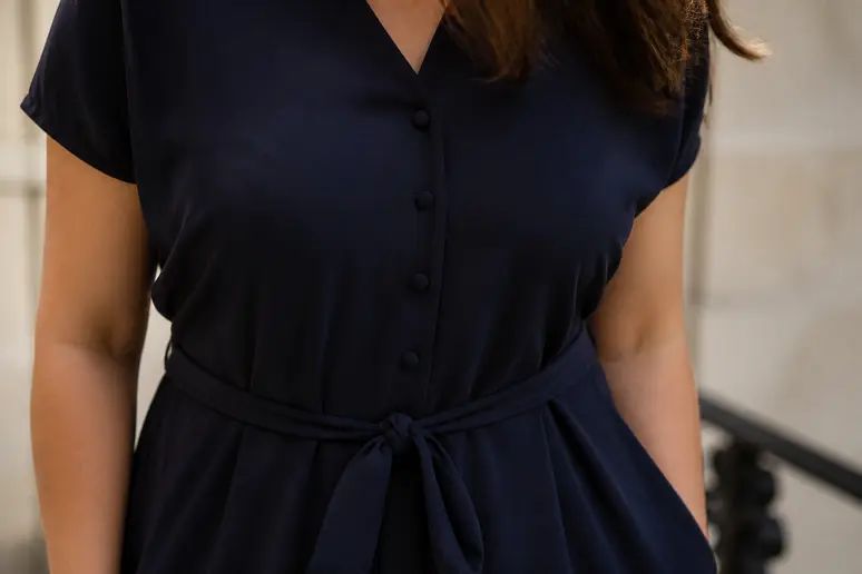Robe avec une rangée de boutons verticaux soulignant la ligne centrale du vêtement.