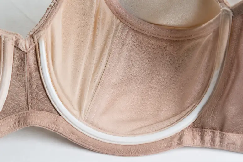 Gros plan sur une armature interne de soutien-gorge, épousant la forme du sein pour le soutenir.