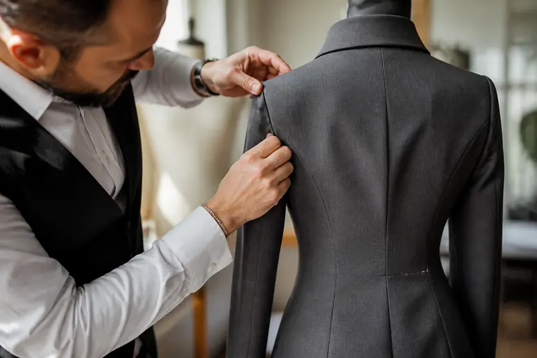 Drapé précis d'un tailleur pantalon chic, soulignant la coupe parfaite sur une silhouette.