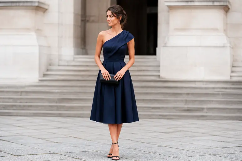 Femme portant une robe midi élégante adaptée pour une cérémonie en journée