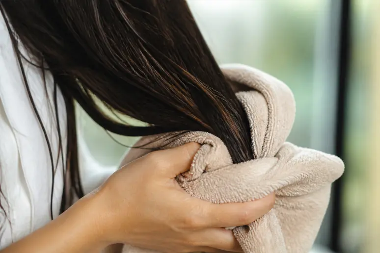 Essorage des cheveux épais à l'aide d'une serviette en microfibre douce