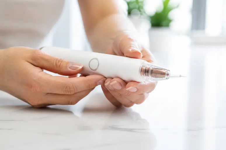 Utilisation d'un applicateur de micro-infusion capillaire Colagea pour stimuler la racine des cheveux