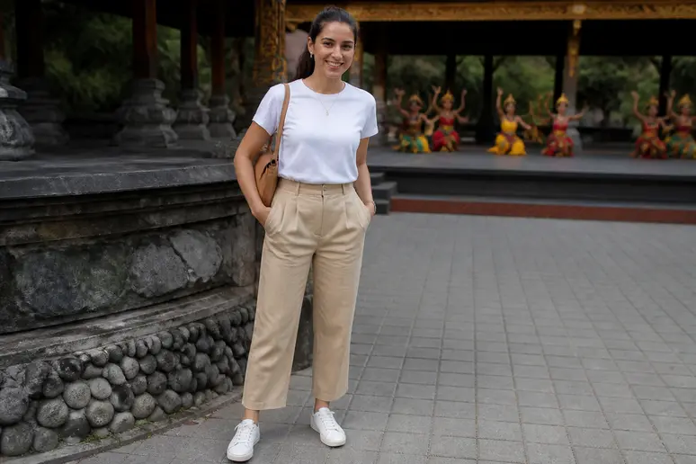 Femme portant un pantalon taille haute et un haut ajusté pour une allure rétro.