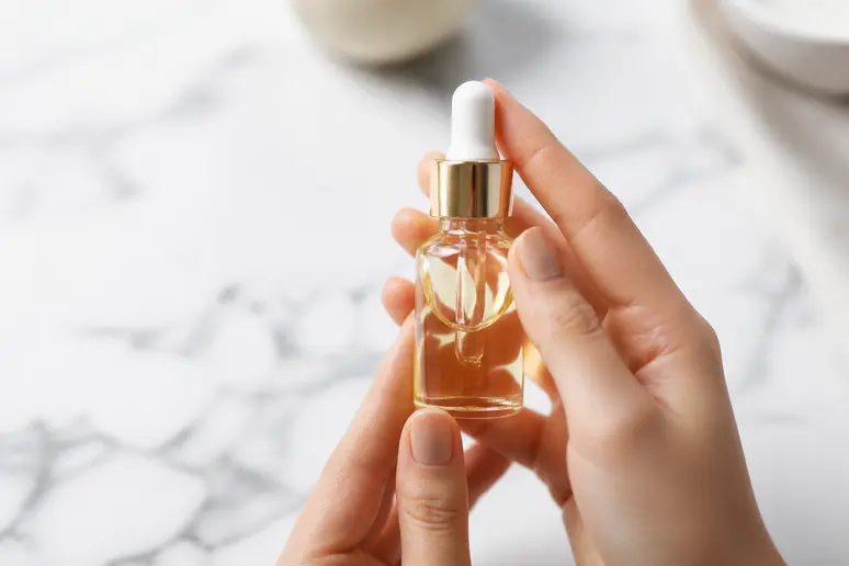 Flacon de sérum visage Linaé posé sur une surface claire pour un retour d'expérience.