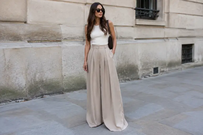 Pantalon palazzo trop long qui traîne sur le sol et plisse excessivement