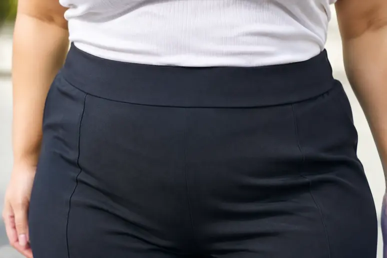 Pantalon taille haute pour femme ronde épousant confortablement le creux de la taille