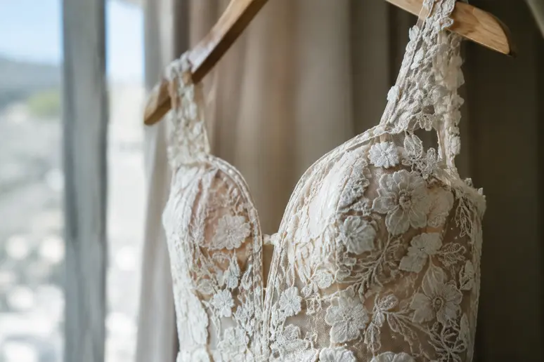 Détail du bustier d'une robe mariage grande taille montrant la structure et les finitions de la coupe