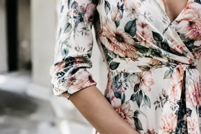 Manches trois quarts d'une robe portefeuille femme ronde à imprimé floral