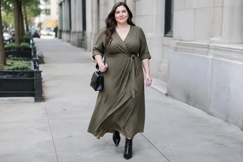 Robe portefeuille longue associée à des bottines pointues pour une silhouette élancée