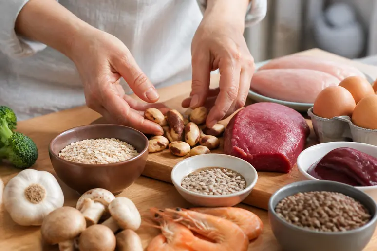 Mains triant des aliments riches en sélénium sur un plan de travail en bois