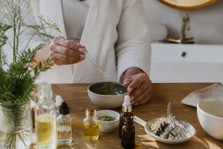 Mélange d'huiles végétales pour préparer une lotion capillaire naturelle dans une salle de bain