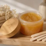Pot de cire orientale et spatules en bois sur une étagère lumineuse pour un Sana K avis authentique